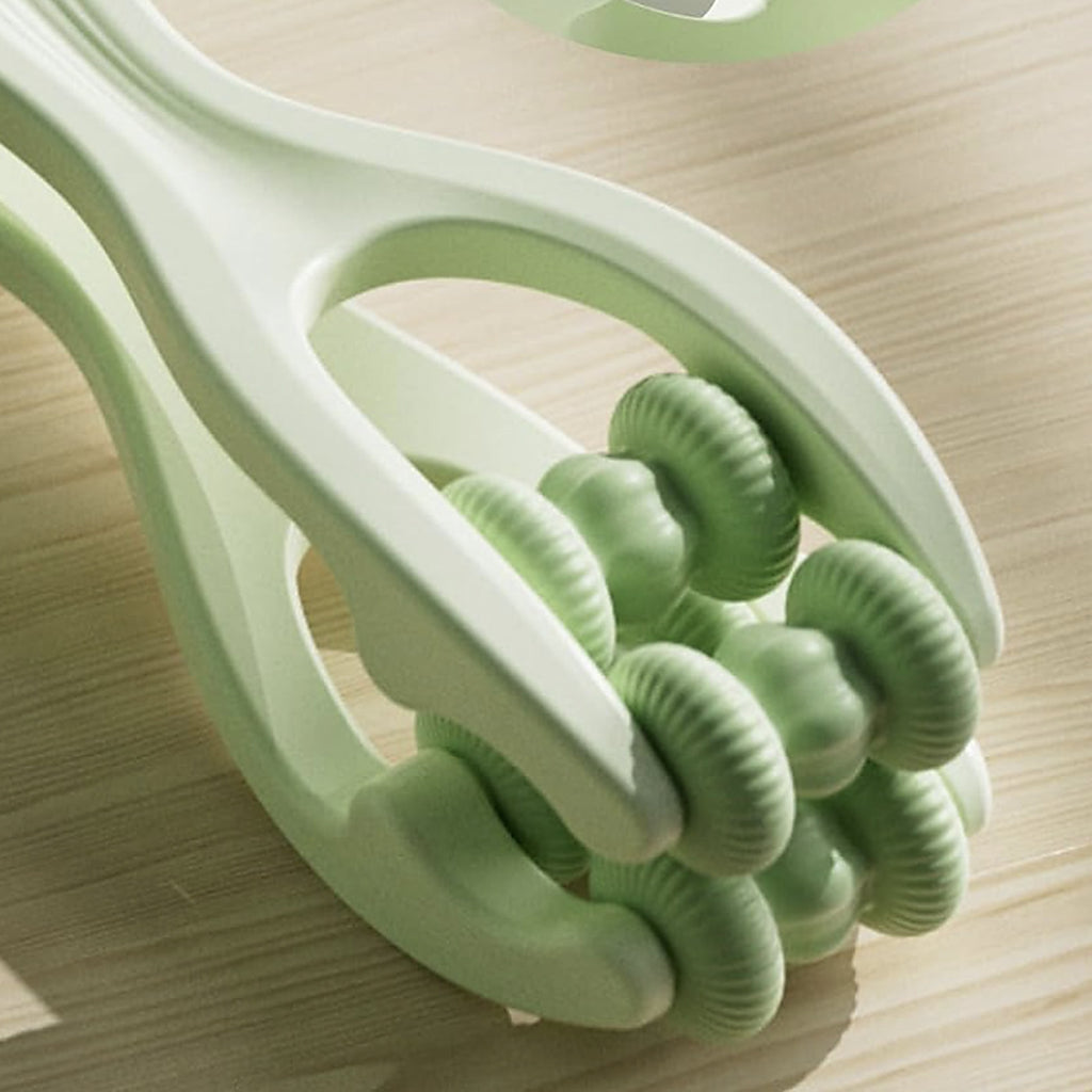 Finger Flow Massage-Roller in Salbei auf einem Holztisch