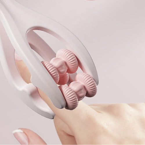 Finger Flow Massage-Roller in Rosé beim Massieren eines Fingers