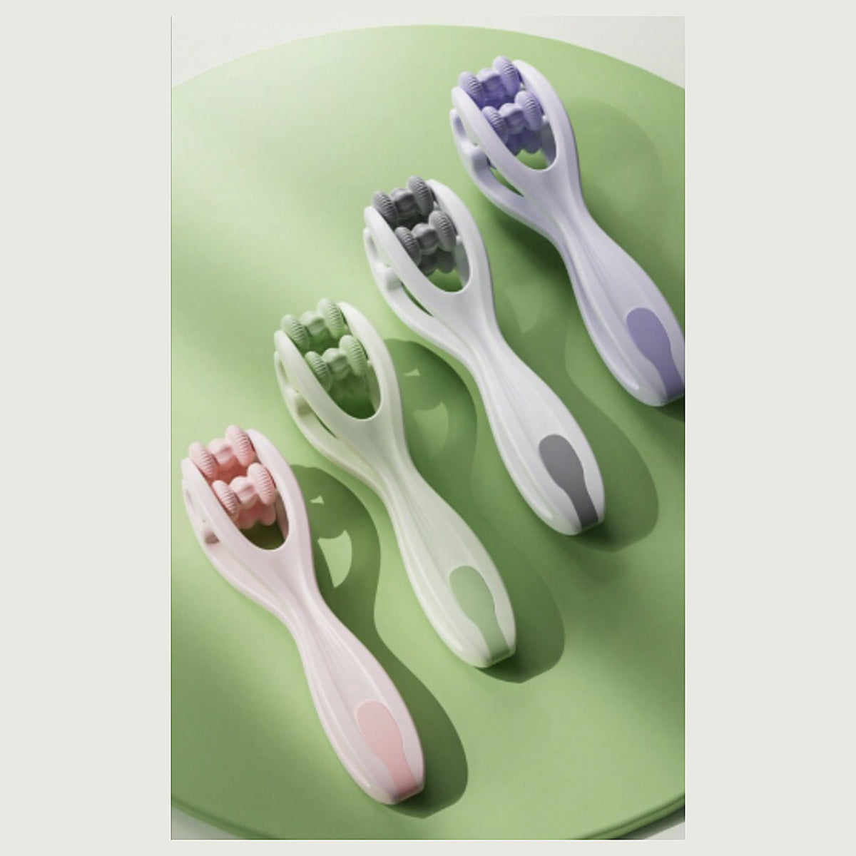 Finger Flow Massage-Roller in allen vier Farben: Rosé, Salbei, Grau und Lavendel